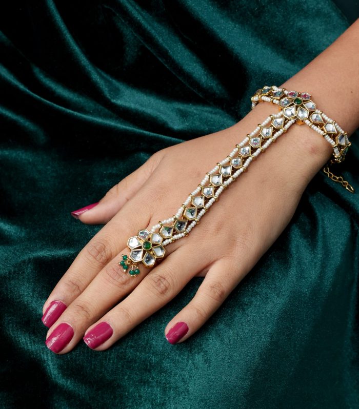 Zuri Hathphool